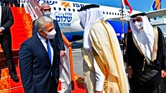 وزير الخارجية الإسرائيلي يائير لبيد، يلتقي بنظيره البحريني، عبد اللطيف بن راشد الزياني، في أول زيارة رسمية إلى البحرين، الخميس 30 سبتمبر 2021