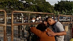 Familiares aguardam notícias de dentro da prisão Litoral, em Guayaquil