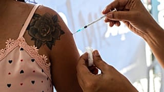 Eine Frau lässt sich während einer Impfkampagne in Sao Joao de Meriti, Brasilien, am Mittwoch, 11. August 2021, gegen COVID-19 impfen.