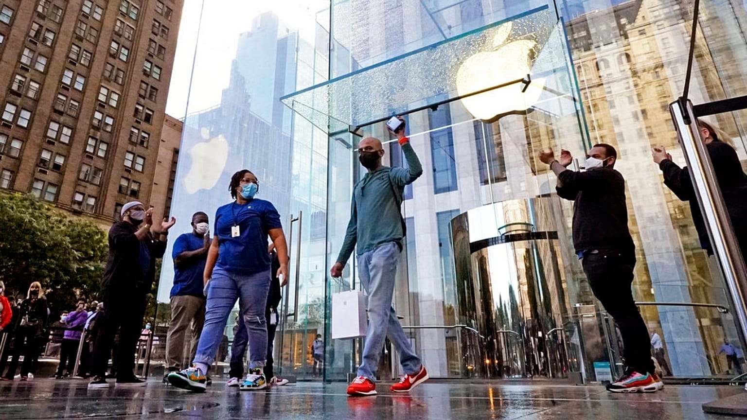 نخستین خریدار گوشی‌ آیفون ۱۳