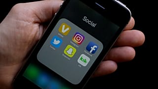  تطبيقات وسائل التواصل الاجتماعي على هاتف ذكي يحتفظ به مراسل في سان فرانسيسكو، الولايات المتحدة. 