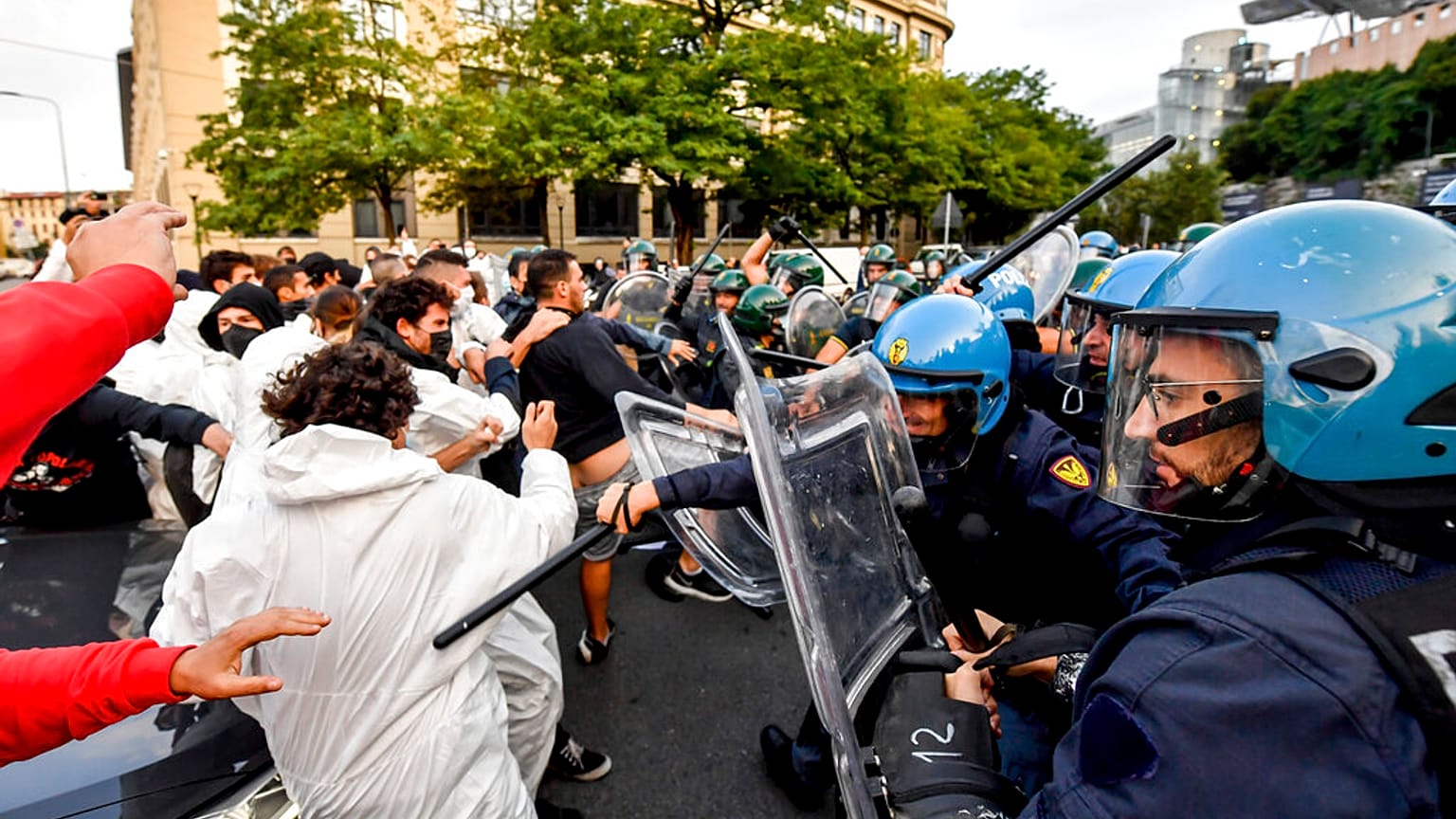 Des activistes du climat font face à la police à Milan, le 30 septembre 2021