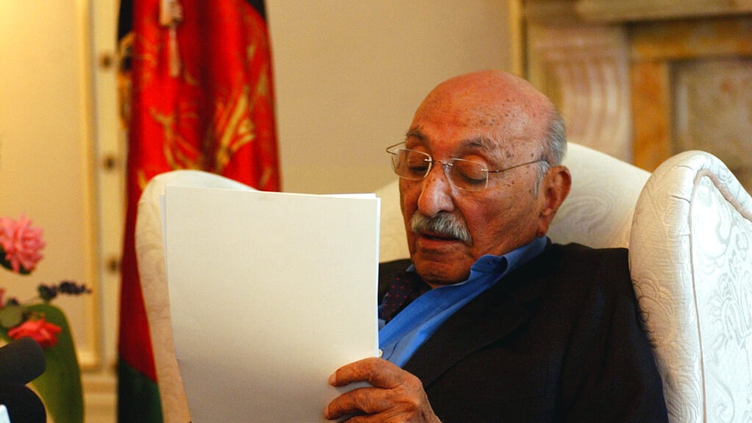 الملك محمد ظاهر شاه، آخر ملوك أفغانستان، يقرأ بيانا في مكتبه في كابول، أفغانستان، في 6 سبتمبر 2004