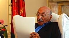 الملك محمد ظاهر شاه، آخر ملوك أفغانستان، يقرأ بيانا في مكتبه في كابول، أفغانستان، في 6 سبتمبر 2004