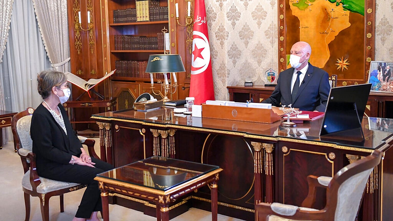 يتحدث الرئيس التونسي قيس سعيد مع رئيسة الوزراء المعينة حديثاً نجلاء بودان رمضان، الأربعاء 29 سبتمبر 2021 في تونس العاصمة