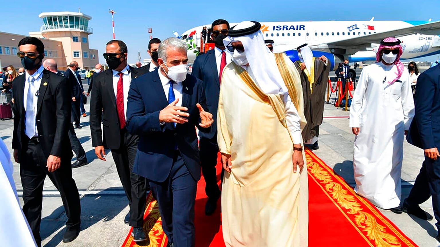 وزير الخارجية الإسرائيلي يائير لبيد ، يسار الوسط ، يسير مع نظيره البحريني ، عبد اللطيف بن راشد الزياني