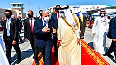 وزير الخارجية الإسرائيلي يائير لبيد ، يسار الوسط ، يسير مع نظيره البحريني ، عبد اللطيف بن راشد الزياني