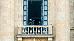 Ermenistan Parlamento binasında görevli bir güvenlik görevlisi (arşiv)