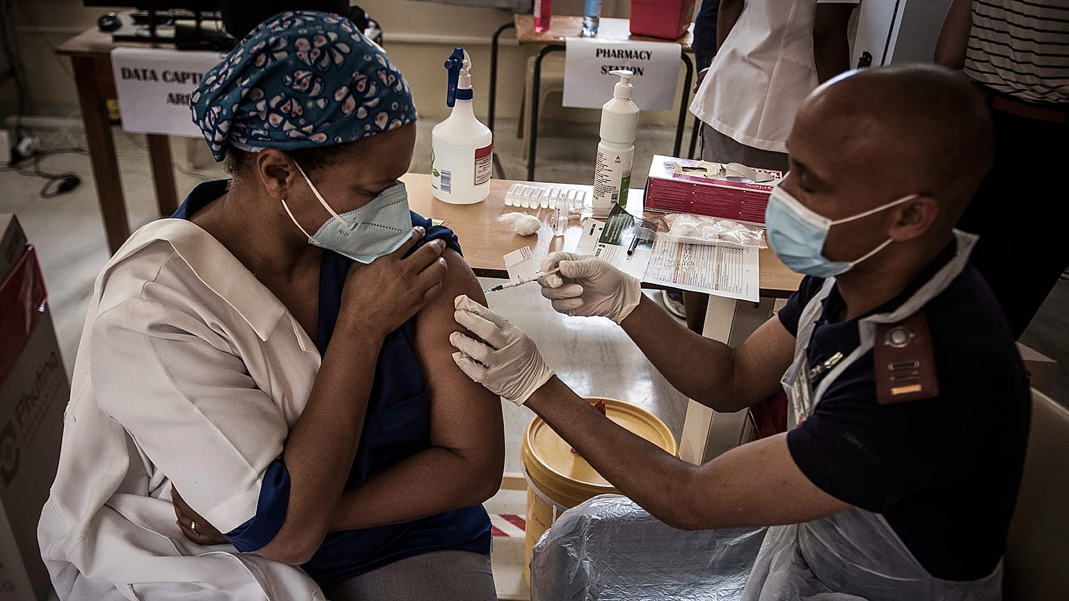 Güney Afrika'da Covid-19'a karşı aşılanan bir sağlık görevlisi 