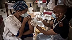 Güney Afrika'da Covid-19'a karşı aşılanan bir sağlık görevlisi 
