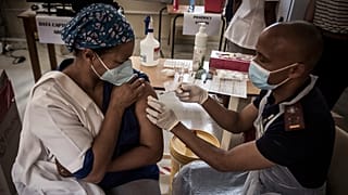 Güney Afrika'da Covid-19'a karşı aşılanan bir sağlık görevlisi 