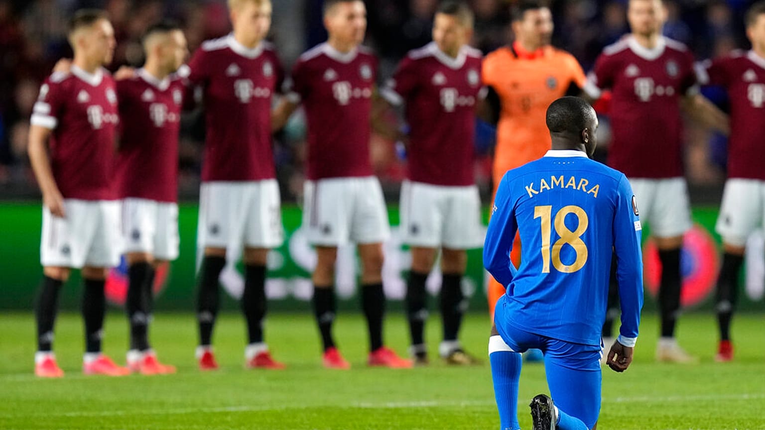 Glen Kamara térdel az Európa Liga A-csoportjának a Sparta Prague-val játszott meccse előtt  szeptember 30-án