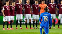 Glen Kamara térdel az Európa Liga A-csoportjának a Sparta Prague-val játszott meccse előtt  szeptember 30-án