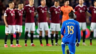 Glen Kamara térdel az Európa Liga A-csoportjának a Sparta Prague-val játszott meccse előtt  szeptember 30-án