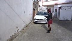 Paloma muestra el lugar en el que se produjo la filmación sin su consentimiento mientras orinaba