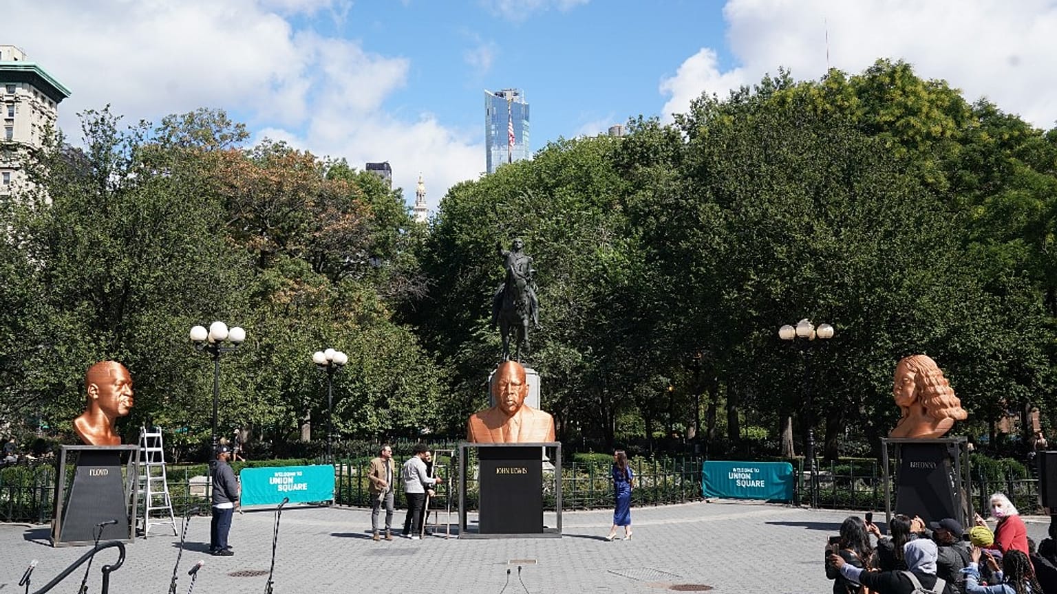 "Wandel ist da": George Floyd als Goldstatue in New York
