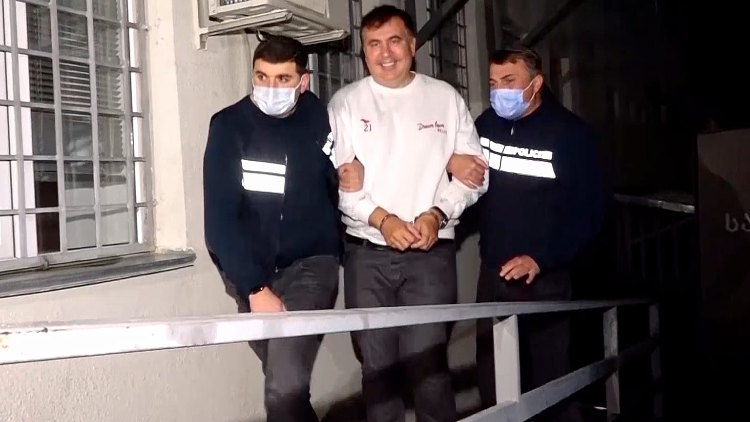 L’ex-président géorgien emprisonné Mikheïl Saakachvili encadré par deux gardiens