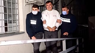 L’ex-président géorgien emprisonné Mikheïl Saakachvili encadré par deux gardiens