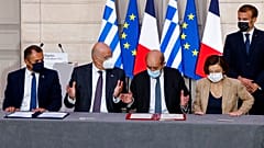 Στιγμιότυπο από την υπογραφή της αμυντικής συμφωνίας Ελλάδας - Γαλλίας στο Παρίσι