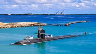 Los Angeles sınıfı hızlı saldırı denizaltısı USS Oklahoma City (SSN 723), 19 Ağustos 2021'de Guam'daki ABD Deniz Üssü'ne geri dönüyor.