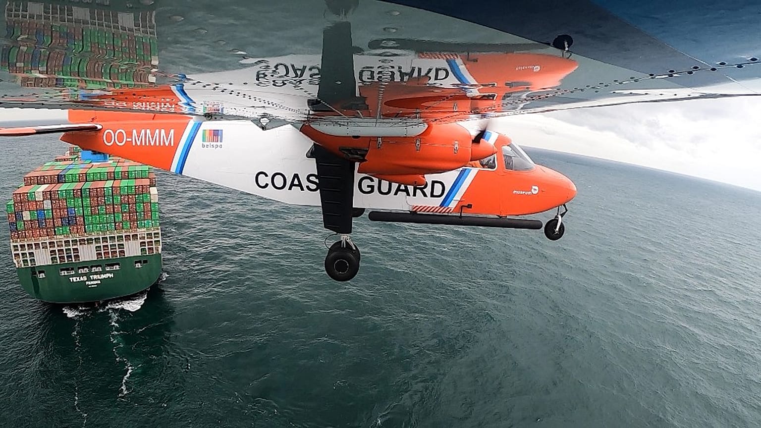 L'avion "renifleur" des garde-côtes belges survolant un navire en mer du Nord, le 30/09/2021