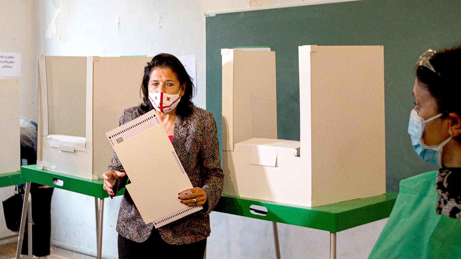 Presidente Salome Zurabishvili no exercício do voto em Tbilissi