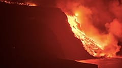 Lava fließt auf neu geformte Halbinsel im Meer