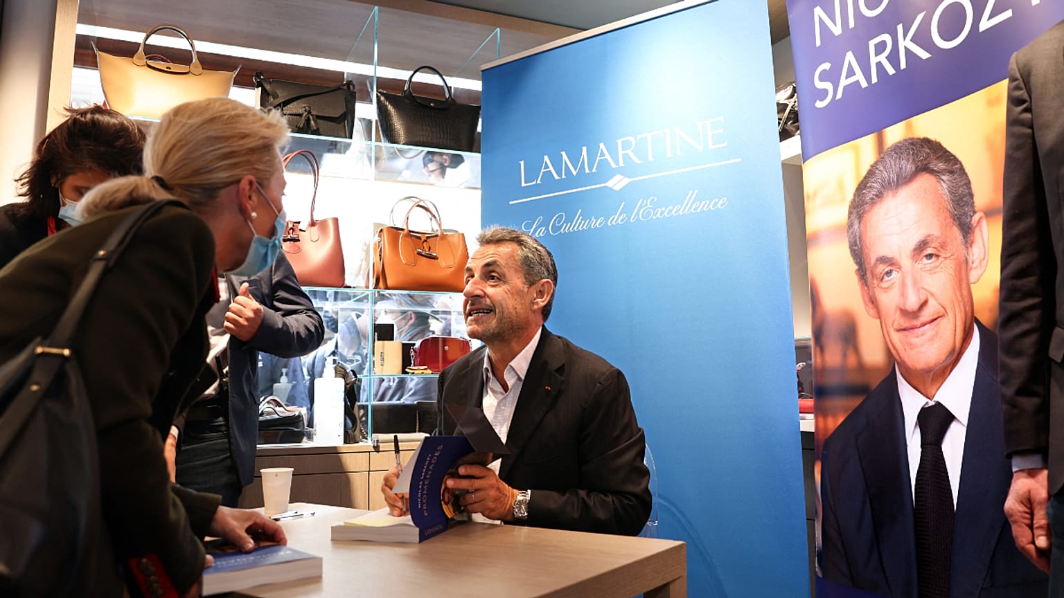 Ex-presidente de França durante a sessão de autógrafos de "Promenades"