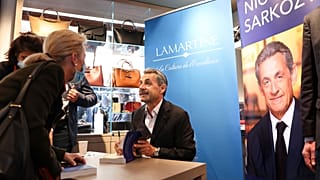 Ex-presidente de França durante a sessão de autógrafos de "Promenades"