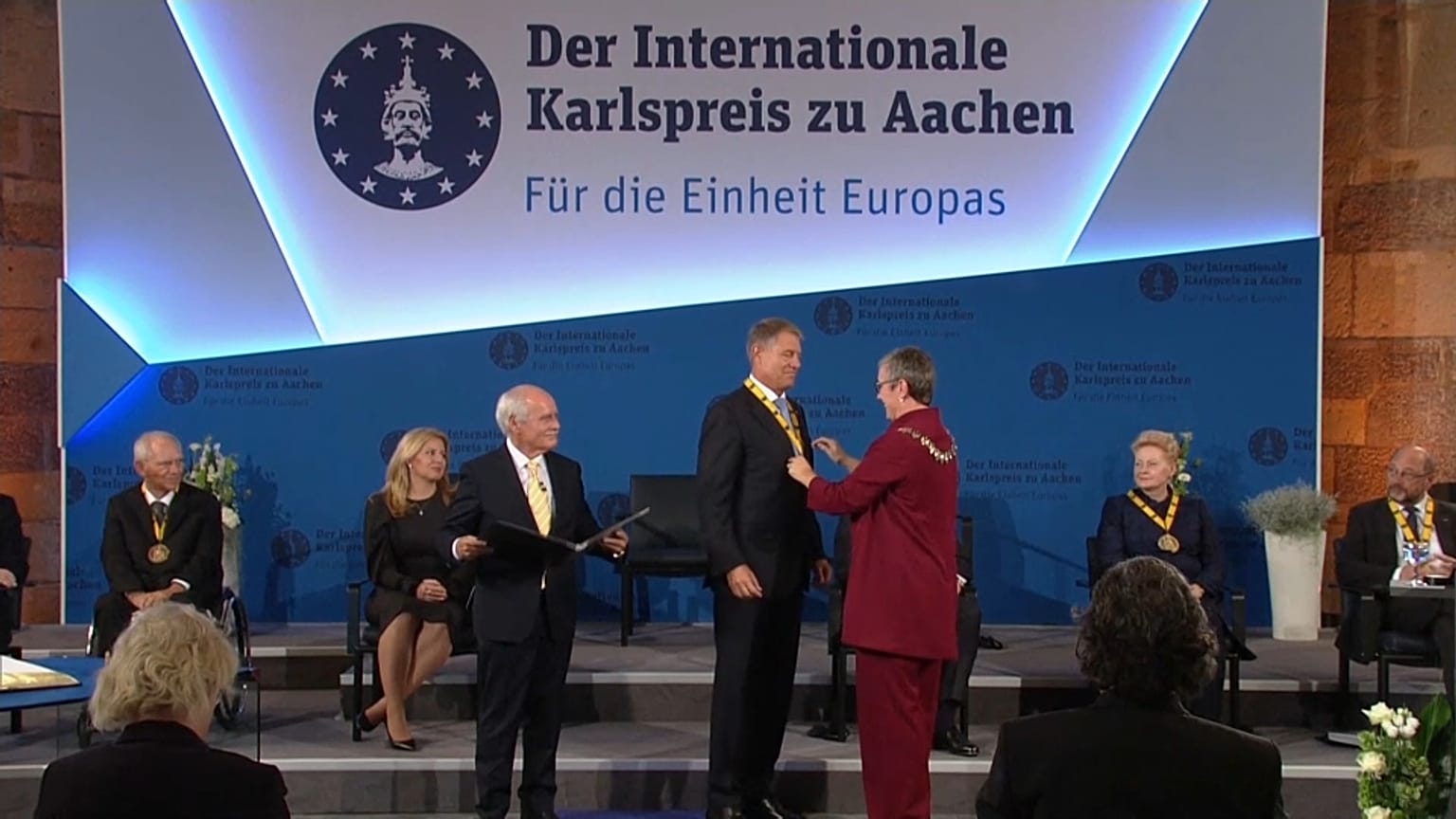 Klaus Iohannis nimmt Karlspreis entgegen