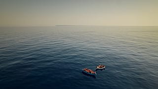 مهاجرون بانتظار سفينة الإنقاذ "أوبن آرمز" على بعد 20 ميلاً من السواحل الإيطالية (تموز-يوليو 2021)