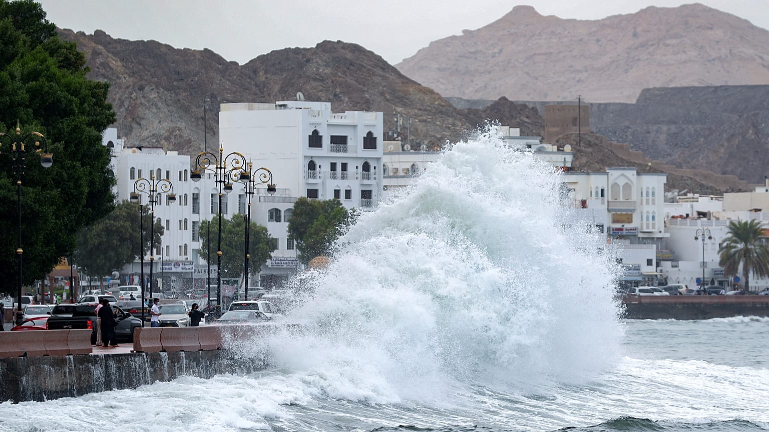 امواج عاتية تتكسر على كورنيش المطرح البحري بالعاصمة العمانية مسقط مع اشتداد العاصفة شاهين. 02/10/2021