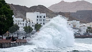 امواج عاتية تتكسر على كورنيش المطرح البحري بالعاصمة العمانية مسقط مع اشتداد العاصفة شاهين. 02/10/2021