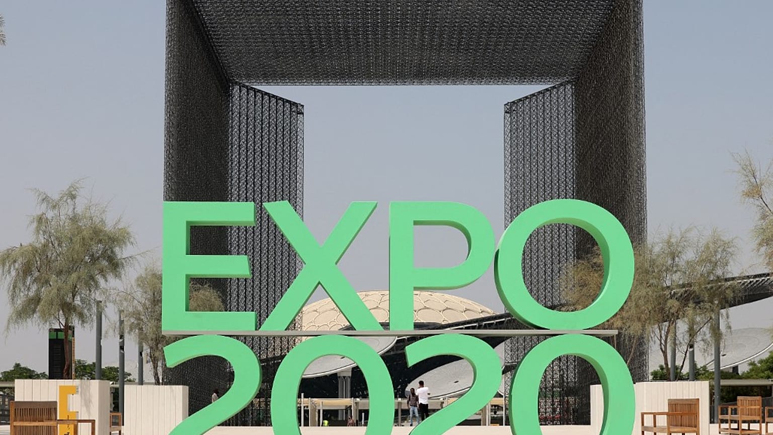 أمام أحد مداخل موقع إكسبو 2020 في دبي