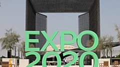 أمام أحد مداخل موقع إكسبو 2020 في دبي