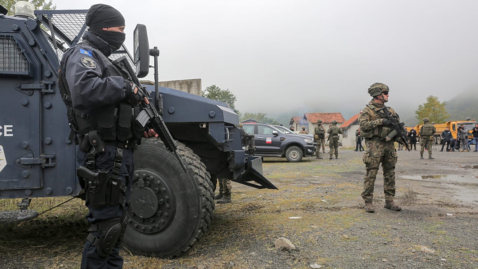 Militares americanos da K-FOR patrulham fronteira de Jarinje