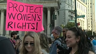 Az abortusztörvény védelmében tüntettek tízezrek az amerikai államokban