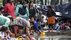 Groupe d'indigènes Embera dans un parc du centre de Bogota (Colombie), le 02/10/2021