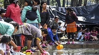 Groupe d'indigènes Embera dans un parc du centre de Bogota (Colombie), le 02/10/2021