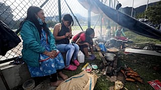 Indígenas colombianos acampam em Bogotá
