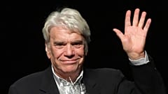 27 Septembre 2018,  Bernard Tapie salue de la main après avoir participé à une conférence à la Chambre de commerce de Liège, en Belgique
