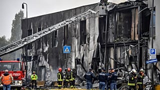 El edificio incendiado tras el impacto del avión