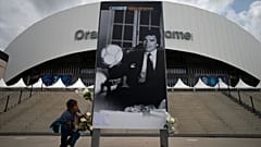 Vor dem Vélodrome-Stadion in Marseille trauerten viele Fans von Olympique Marseille um den Ex-Präsidenten Bernard Tapie