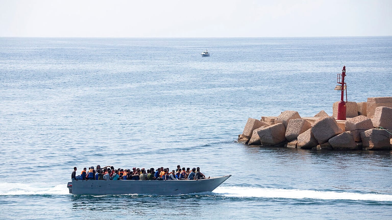 Des migrants arrivent sur l'île de Lampedusa, en Italie, dimanche 3 octobre 2021. 