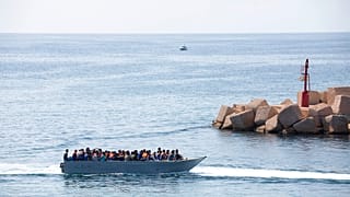 Des migrants arrivent sur l'île de Lampedusa, en Italie, dimanche 3 octobre 2021. 