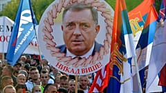 Ein Transparent mit dem Konterfei von Milorad Dodik.