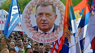 Ein Transparent mit dem Konterfei von Milorad Dodik.