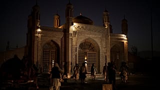 Mesquita de Eidgah após a explosão deste domingo em Cabul