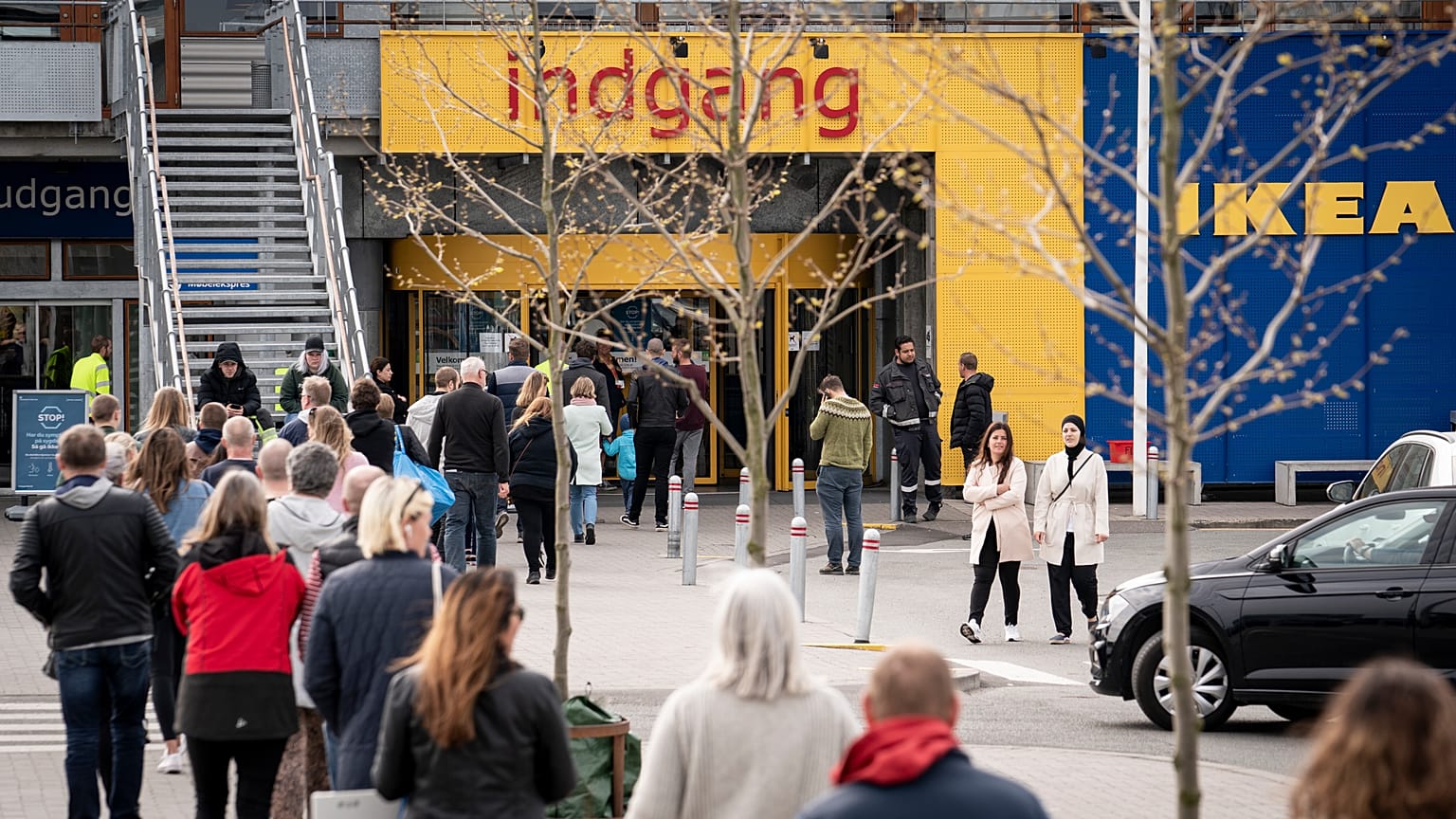 Очередь на вход в магазин IKEA в Дании. Апрель 2020 года.