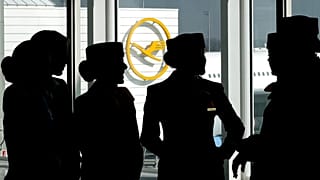 Archivfoto einer Lufthansa-Crew in Wartestellung